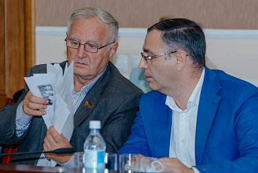 Депутаты готовятся к заседанию ЗС
